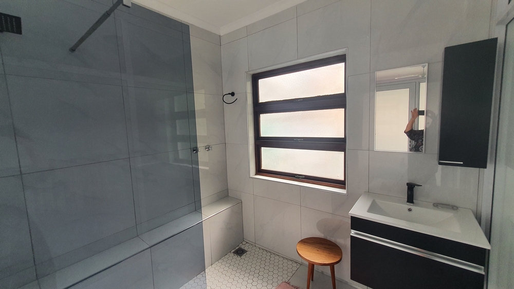 Ocean Breeze: Upstairs en suite shower, toilet separate.